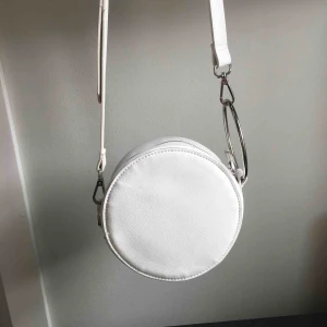  - Snygg vit axelremsväska från Carin Wester. Lite annorlunda men väldigt fin! Frakt tillkommer - kom ihåg att det är först till kvarn! Dröjer det tills du svarar kan varan blivit såld. 