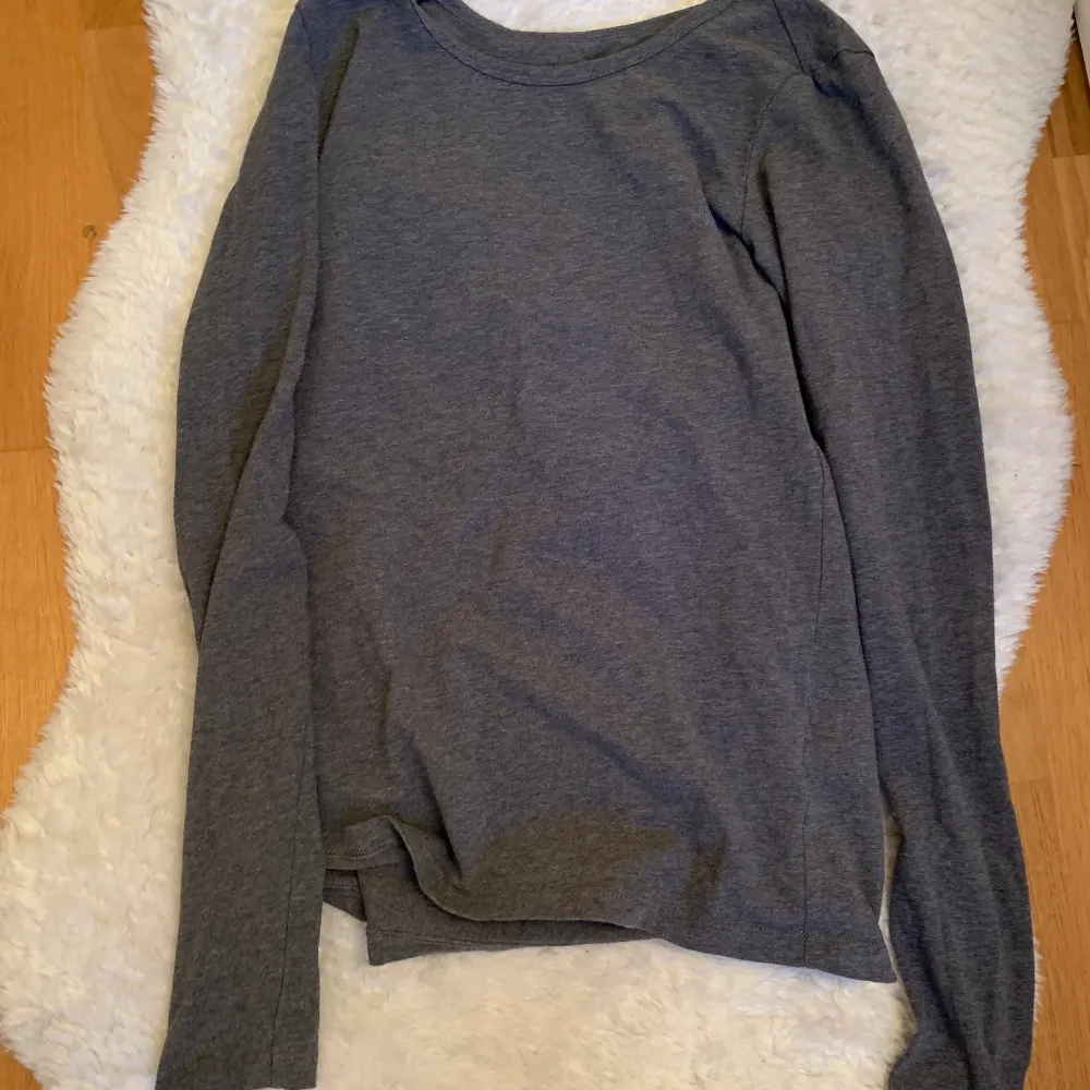 Säljer denna tröjan från Cubus i storlek XS. Extremt skön men tyvärr för liten. 50kr + frakt. . T-shirts.