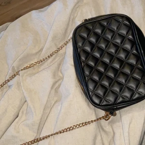 Axelremsväska - Fin axelremsväska med guldkedja och svart detalj🌸