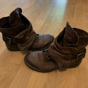 MJUS kängor strl 40 - Sparsamt använda kängor, antalet gånger räknade på en hand. Inköpta på footnews för något år sedan. Nypris 1500kr. Normala i storlek. Sköna och snygga. Klackhöjd cirka 4cm. Skafthöjd häl 13cm, framtill cirka 18cm. 