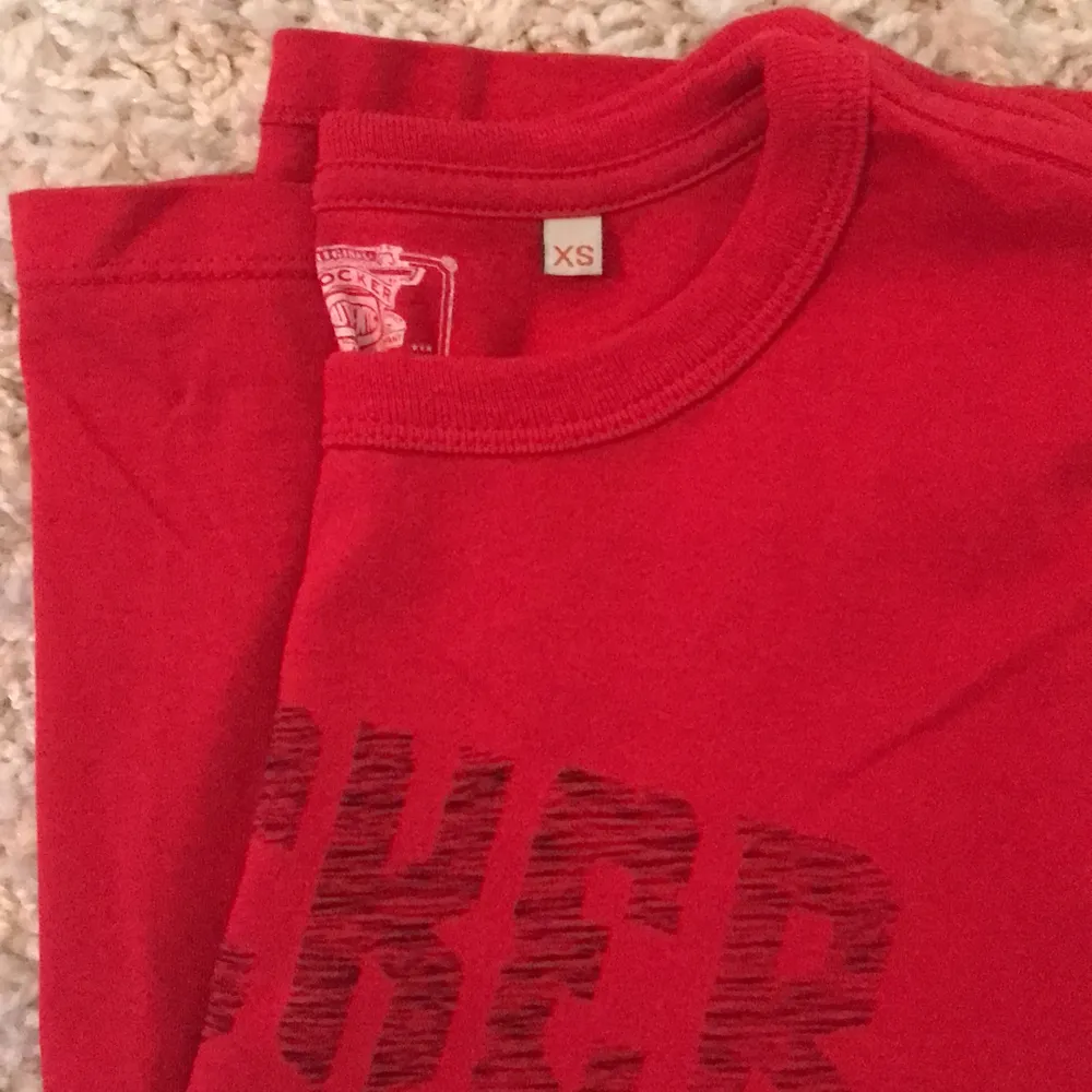 En snygg röd tröja från Crocker💖 Tröjan är i bra skick och är i storlek XS🥰. T-shirts.