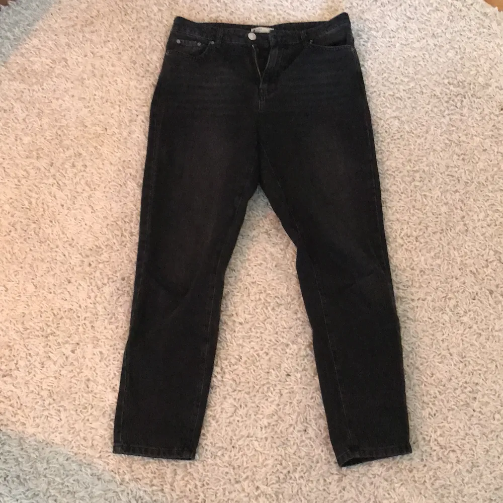 Grå/svarta jeans från Gina tricot i storlek 38. Modellen är mom jeans,  jeans är i ett bra skick 😍✨. Jeans & Byxor.