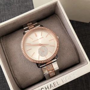 Michael Kors Klocka - Säljer min fina Michael Kors klocka köpt från MK-butiken i Mall of Scandinavia. Kvitto finns och allt på bild 2 ingår. Går man till en av deras butiker kan de justera storleken på klockan. Nypris 3495:- 💫