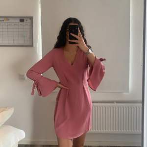 Säljer min rosa klänning från Therese Lindgrens kollektion för NA-KD, använd varsamt 2 ggr, nyskick, jättefin men fick ingen användning av den mer. Köparen står för frakten! Nypris: 400, buda gärna!