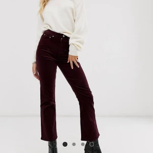 Svarta manchesterbyxor - Säljer dessa manchesterbyxor från & Other Stories för 175kr. På bilden är de vinröda men de jag säljer är svarta. Storlek S!! Knappt använda o säljer pga att de är för små!