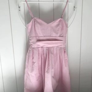 Cocktailklänning, storlek 36 - Fin, ljusrosa, klänning som bara är använd ett fåtal gånger.