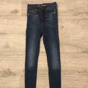 Mörkblå högmidjade jeans - Mörkblå högmidjade jeans. Nyskick. Använda 1-2 gånger. Väldigt bra kvalité, tjockt material och stretchiga. Storlek XS. Vid intresse kan eventuellt fler bilder skickas.
