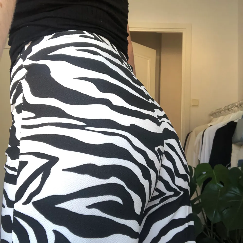Helt oanvända zebra byxor! Säljer då de inte riktigt är min stil och kommer nog ej komma till användning. Stl 40, passar även 38 men rekommenderas för den som är lite längre (över 170) då benen är väldigt långa. Kontakta vid intresse💖(frakt tillkommer). Jeans & Byxor.