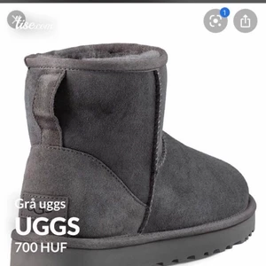 Grå Uggs Stl 38 - Säljer ett par gråa uggs då jag inte har nån användning av dessa så säljer dem vidare istället. Skorna har dock fått ett litet hål vid sidan på ena skon vid sömmen! Då man kan gå fixa detta hos en skräddare eller nått, därför säljer jag dessa billigt då jag köpt dessa för 1,300 drygt. Vid intresse kan jag skicka bild på skorna osv.  Möts upp i närheten av mig eller fraktas då köparen står för frakten! 
