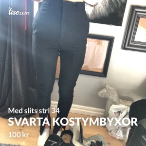 Svarta kostymbyxor med slits strl 34 - Jättefina kostymbyxor med slits som tyvärr e för små för mig, från Gina tricot