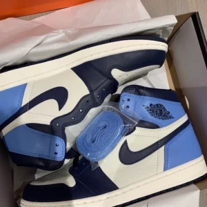 Jordan 1 obsidian - Säljer mina oanvända Jordan 1 obsidian då dem tyvärr var förstora på mig. Jag har kvar orginalbox samt laces. Dem är i stolek 40,5 och i sjukt bra skick. Skulle även kunna tänka mig att byta mot ett par i 39. Är många intresserade blir det budgivning på dem.