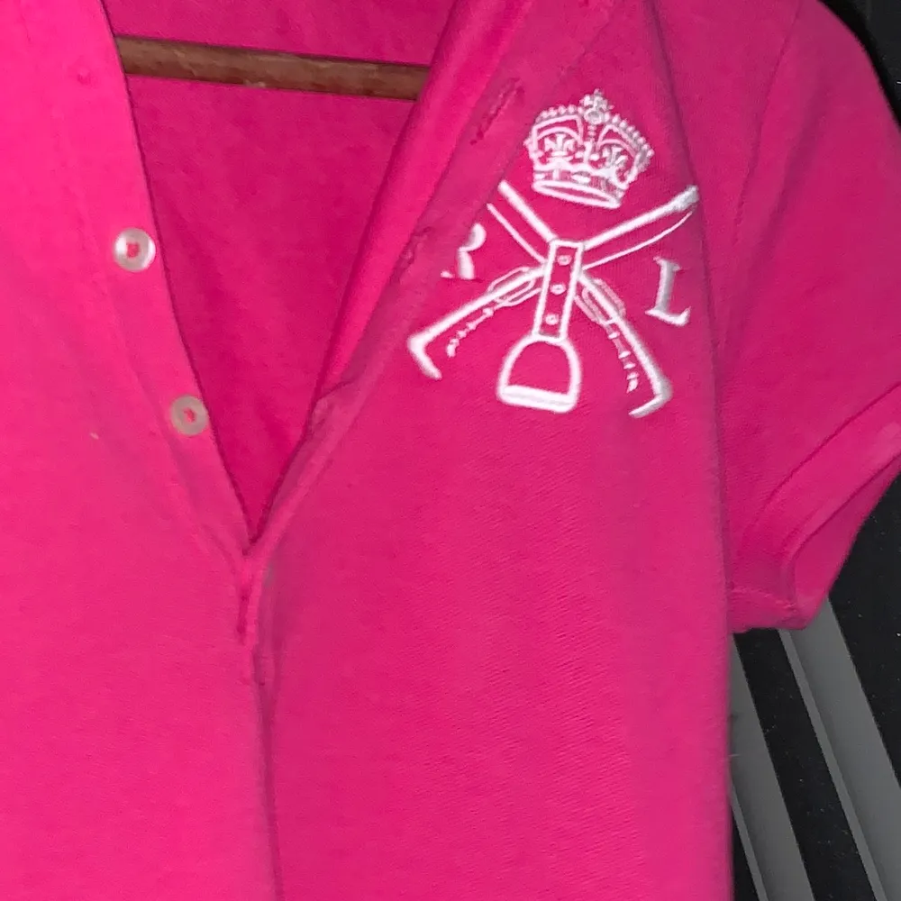 En rosa rhalph lauren polo T-shirt i storlek s, tyvärr är översta knapp sönder men annars väldigt fint skick. Använd under ridning. Frakt beros på vad paketet väger. . T-shirts.