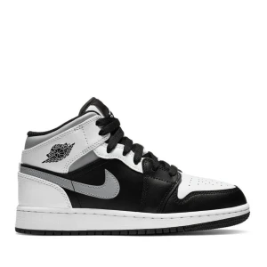Air Jordan 1 Mid - !! INTRESSE KOLL !! Helt nya och oanvända Nike Air Jordan 1 Mid White Shadow. Kartong och kvitto finns. Köpta för 2.200kr. Dom är 10/10 skick. Är du intresserad skickas bilder privat. Är fler intresserade BUDGIVNING💕💕💕 storlek 37,5