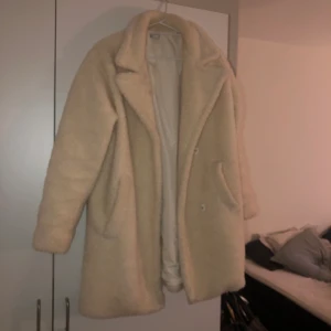 Teddy jacka - Stl xs, vig/äggvit. 