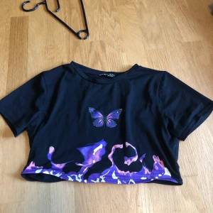 Croptop  - Superfin, använd en gång pga för liten. Storlek s-m. 100kr och frakt ingår 