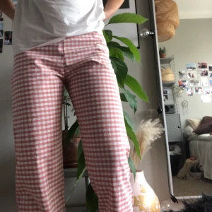 rutiga brallor - feta ljusrosa rutiga brallor! passar mig i längd som är 170 💚🤍