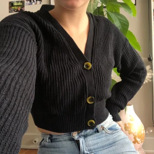 croppad svart kofta  - kort kofta från urban outfitters, knappt använd så i fint skick  🤍💕