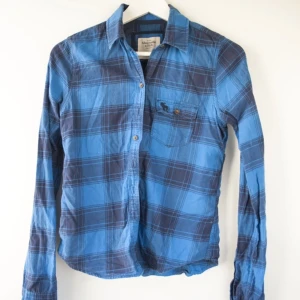  - Abercrombie and Fitch blårutig skjorta i storlek small. 
Frakt 42 kr
Kan även mötas på söder. 