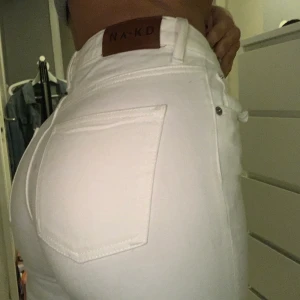Nakd Jeans - Säljer dessa dina vita jeans från nakd! Perfekt till fest men även vardag, köparen står för frakten😚 skriv bara för mer frågor/bilder! 😎aldrig använda😎