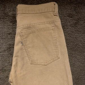 Vintage Levi’s - Beiga Manchester Levis. Bootcut. Aldrig använda men köpta på second hand butik. Köparen står för frakt :) Finns ingen storlek men de passar S/36. 