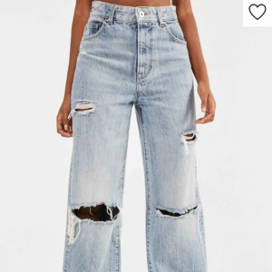  - Säljer mina superfina jeans från bershka!!!! Köpte dom i fel storlek och kunde tyvärr inte byta till mindre då dom är helt slutsålda i alla storlekar💕💕super fina och sköna jeans helt oanvända💕passar både 34-36💕300 kr plus frakt💕