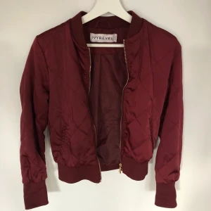 Cruiser från IVYREVEL - Vinröd jacka från IVYREVEL inköp för något år sedan. Knappt använd. Mycket fint skick!