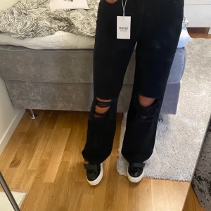Jeans  - Säjer dessa otroligt fina jeans med hål på knäna ifrån Bershka i storleken 34. Tyvärr så är dom lite stora för mig i midjan så de kommer inte till användning. Dom är andvända 1 gång men annars bara provade😊 Hör av dig om du har några frågor eller vill ha fler bilder, frakten tillkommer✨ Bilden är lånad. 