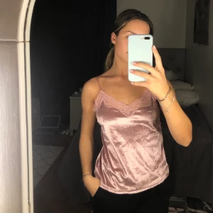 Festtopp - Jättefin topp som inte längre kommer till användning. Står inte storlek men skulle säga stl 34-36🌸