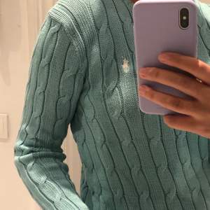Kabelstickad tröja från Ralph Lauren, i turkos/blå färg. Väldigt bra skick, knappt använd samt i strl L. Köparen står för frakten!⭐️