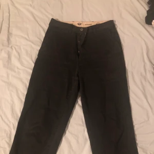 Dockers black vintage chinos - Vintage chinos, tätt runt rumpan eftersom det är tillverkad av tjock bomull.