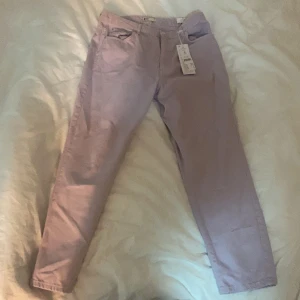 Momjenas storlek 42 - Lila momjeans från ginatricot, storlek 42, ordinarie pris 499kr säljs för 200kr (om man kan mötas upp) prislapp kvar