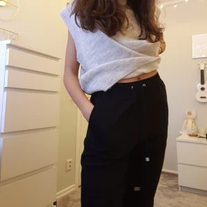 Viskos byxor - Dunder sköna byxor med kostymiga drag men känns som mjukisar! Hyffsat raka i modellen och går både att klä upp och klä ner, sitter även som en smäck i rumpan! 100% viskos xs, modellen AVA Lindex, endast provade