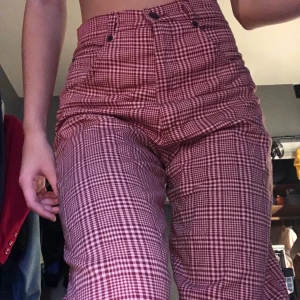 Röda kostymbyxor! - Supernajs röda kostymbyxor! Väldigt bra kvalité och passar både M och L skulle jag säga! Dom är också långa så passar bra på långa ben!!