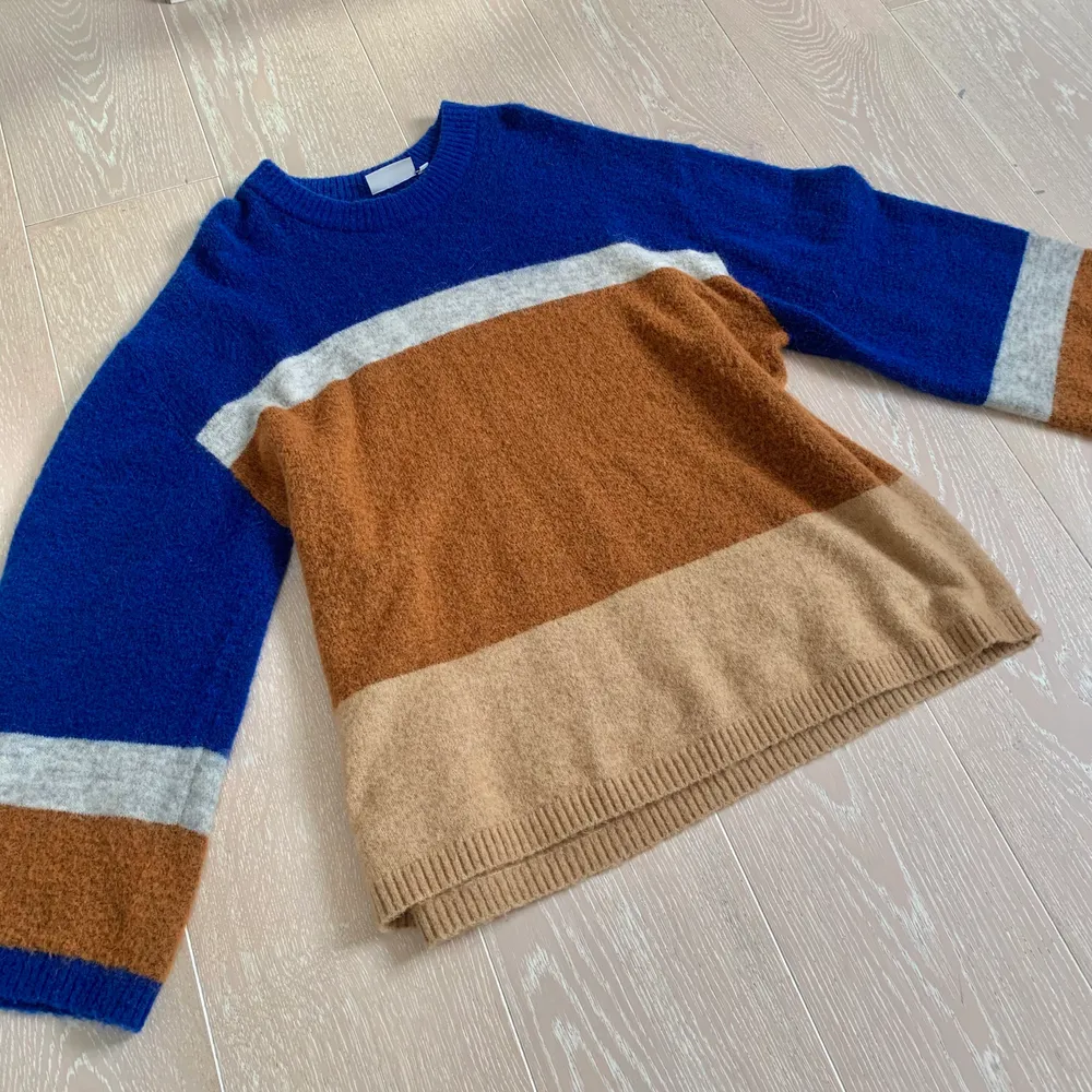 En oversized stickad tröja i fina höstfärger. Den är nästan helt oanvänd, så den är som i nyskick. Tröjan är gjord av ull, polyamid, akryl, mohair och elastan. Köpt på WEEKDAY för 500kr men säljs för 200kr.. Neuleet.