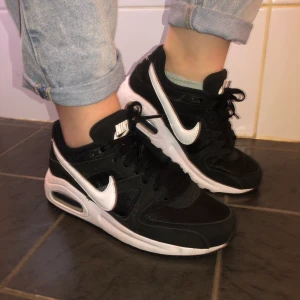 Nike Air Max Command Flex (Gs)  - Köpe skorna för ungefär 6 månader sedan, använt minst 5 gånger, skorna är hela, inte slitna och i bra form.