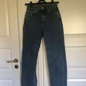 Ett par Weekday jeans sitter verkligen super snyggt men använder dom aldrig längre. Modellen är Voyage i färgen standard. 