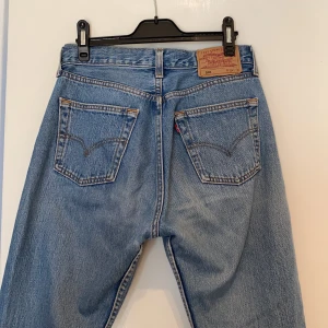 Vintage Levis 501 - Suuuperfina vintage Levis 501 i stl W29 L30 (passar dock W26). Inköpta på Humana men är i fint skick! Säljer dessa då jag tyvärr växt ur dem. De har en fin passform, ungefär som på bild 2(dock inte min bild). Köpare står för frakt 💕