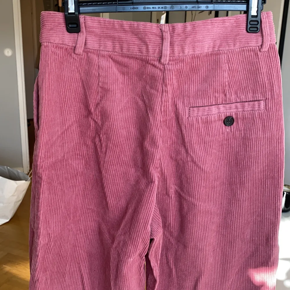 Säljer dessa underbara rosa manchesterbyxor i stl 36 från Monki! De har snygg passform men är lite för små för mig, därav säljer jag dem :) Helt oanvända dessutom med prislapp kvar! Köpare står för frakt💕. Jeans & Byxor.