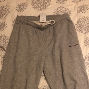 Champion mjukisbyxor  - Grå mjukisar från champion. Passar M och uppåt 