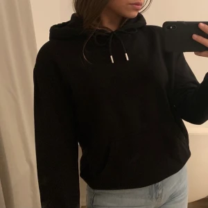 Svart hoodie - svart hoodie som passar allt! storlek xs 