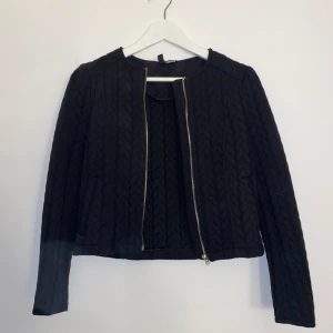 Svart kofta med fina detaljer  - Fin svart koftjacka ishhh med detaljer från H&M 😊 inte använd på ett tag, är fin med tex jeans & någon topp under eller ja till vad som helst 🥰 säljs för 50kr + frakt