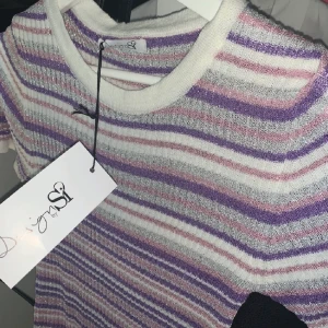 DesignBySi tröja  - Säljer denna superfina tröja från DesignBySi som jag köpte här på plick. Första bilden är från förra säljaren och där visas färgerna bäst, sista bilden är min. Helt ny, inte använd av mig eller förra säljaren. Frakt tillkommer på 45kr spårbart.