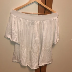 Vit off-shoulder - En vit off-shoulder tröja från Lindex . Använder aldrig men den är superfin!