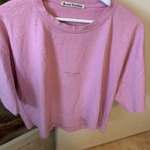 Kort lite boxig T-Shirt i trendig lavendel. 
