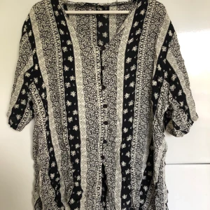 Mönstrad skjorta  - En oversized skjorta med knappar, kan användas som tunika. SAMFRAKTAR
