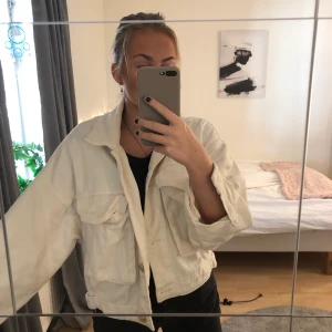 Zara jacka - Trendig beige/benvit jacka från Zara! Köptes för ca. 1 år sedan och är i mycket bra skick✨ Storlek XS men passar även  S/M. Säljer pga. kommer inte längre till användning! Hör av dig om du är intresserad eller buda i kommentarerna💞