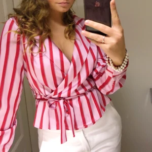 Omlott topp - Lyxig omlott blus från NAKD. Använd max 3 ggr. 