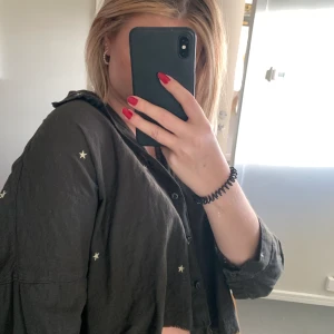 Ripped skjorta - Fett snygg skjorta som är ’avklippt’ nedtill🖤🖤Söta små broderade stjärnor utspridda överallt, otroligt snygg