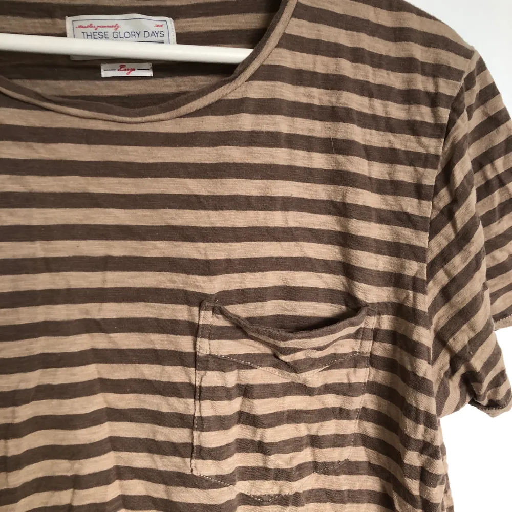 En löst sittande T-shirt i storlek L. Frakt: 44 kr ej spårbart (63 kronor med spårbart postnord). SAMFRAKTAR. T-shirts.