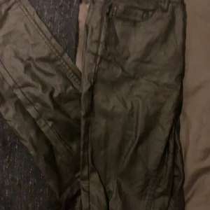Skinnbyxor - Skinnbyxor från bubbleroom, svårt och få till bra bilder men det är ett par vanliga tighta ”jeans” med skinnimitation. Märket heter pieces